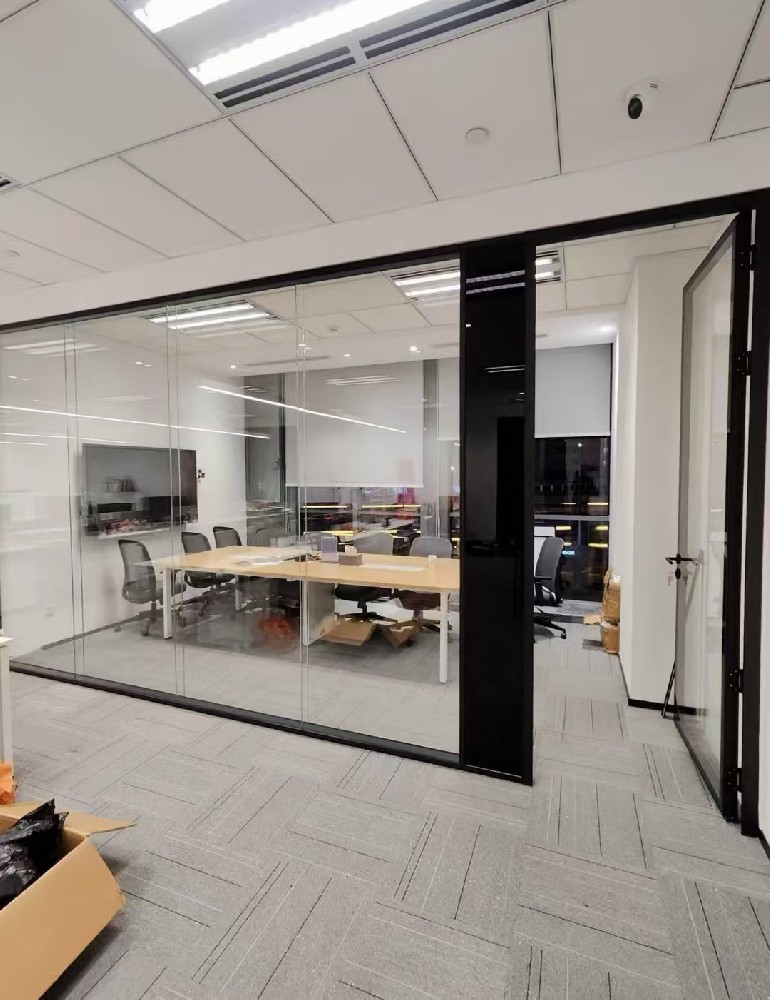 The office features a double-glazed panoramic partition, maximizing both sound insulation and transparencyr