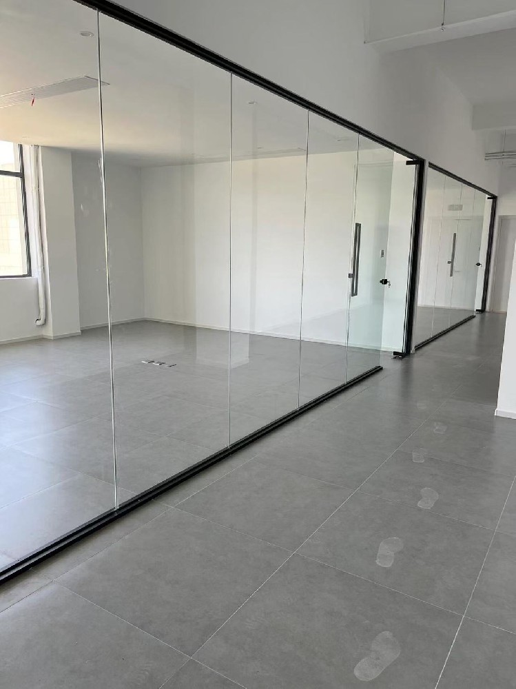 Panoramic single glass partition