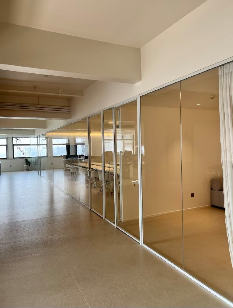 　Extremely narrow partition