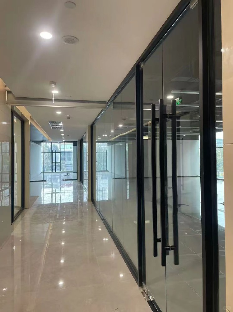 Single glass fireproof partition